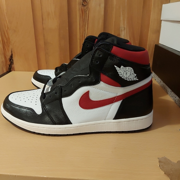 *SOLD* DS Gym Red Jordan 1s - Picture 1 of 3